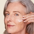 thumbnail image 3 of Crema de noche Clarins Nutri-Lumière Hidratante antienvejecimiento, 3 of 6