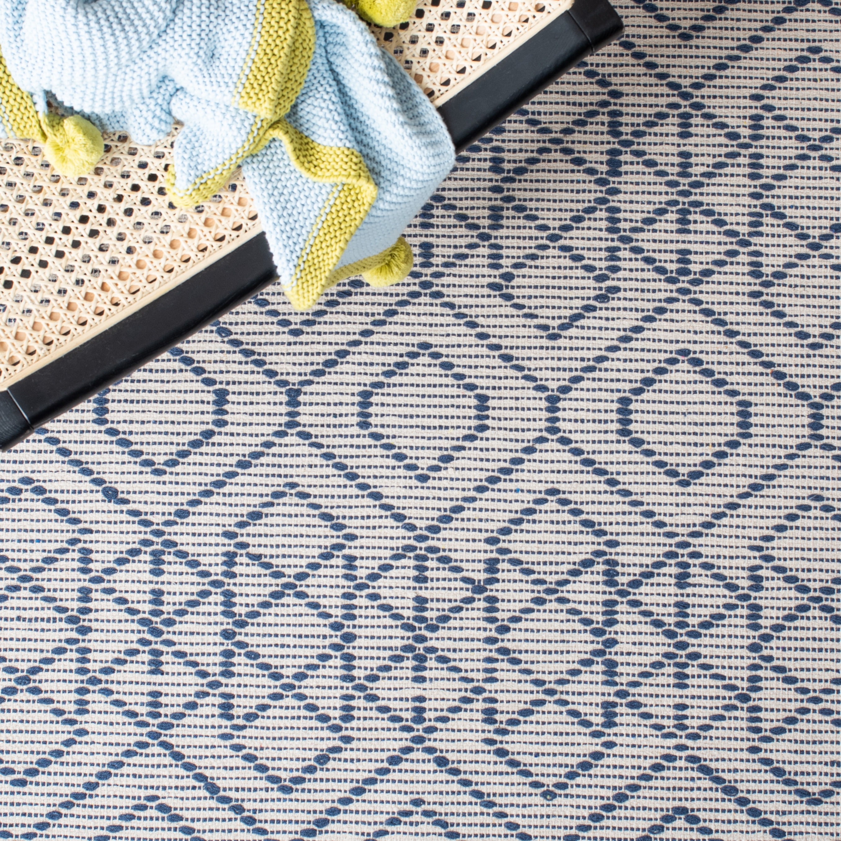 SAFAVIEH Montauk Lars Geometric Cotton Area Rug, Navy/Beige, 4' x 6'