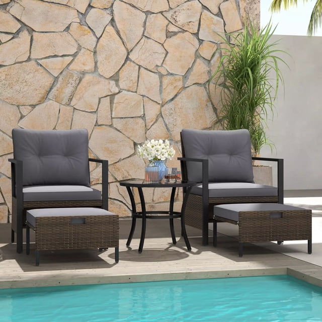 Harmijoy Ensemble de Mobilier d'Extérieur 5 Pcs, Chaises et Ottomans en Rotin avec Table Basse Ronde à Dessus en Verre, Ensemble de Conversation de Patio Coussiné Gain de Place pour Cour Arrière, au Bord de la Piscine