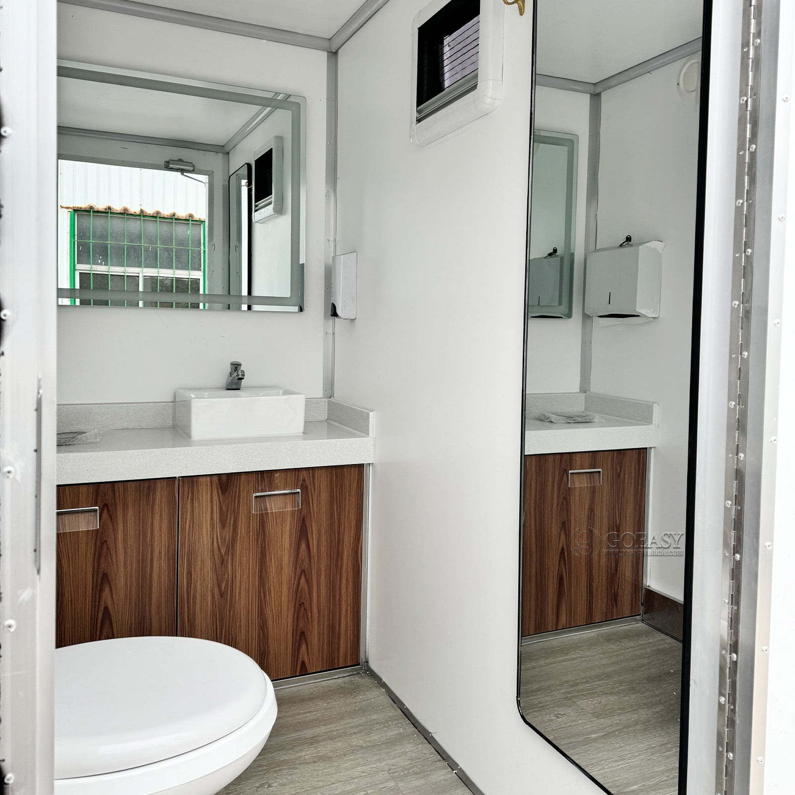 Goeasy Vehicle Luxury Dual Restroom Trailer Portable Mobile Toilet Trailer Outdoor VIP Bathroom Truck for Events, Weddings, and Construction Sites