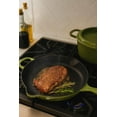 thumbnail image 4 of Chuck Hughes Poêle à Frire Ronde en Fonte 26 cm – Poêle Pré-Assaisonnée avec Poignée d'Assistance, Poêle de Cuisson Robuste pour l'Intérieur et l'Extérieur pour Viandes, Légumes et Plats de Déjeuner (Vert Colvert), 4 of 5