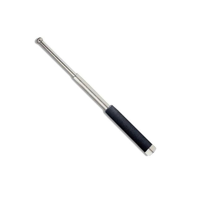 bastón retráctil seguridad personal macana 60cm acero funda Bastón retráctil plateado extendido en vista diagonal, acero inoxidable cilíndrico con empuñadura negra antideslizante y tope inferior plateado; fondo blanco. También suele usarse para entrenamiento básico de manejo de defensa personal en prácticas no profesionales.