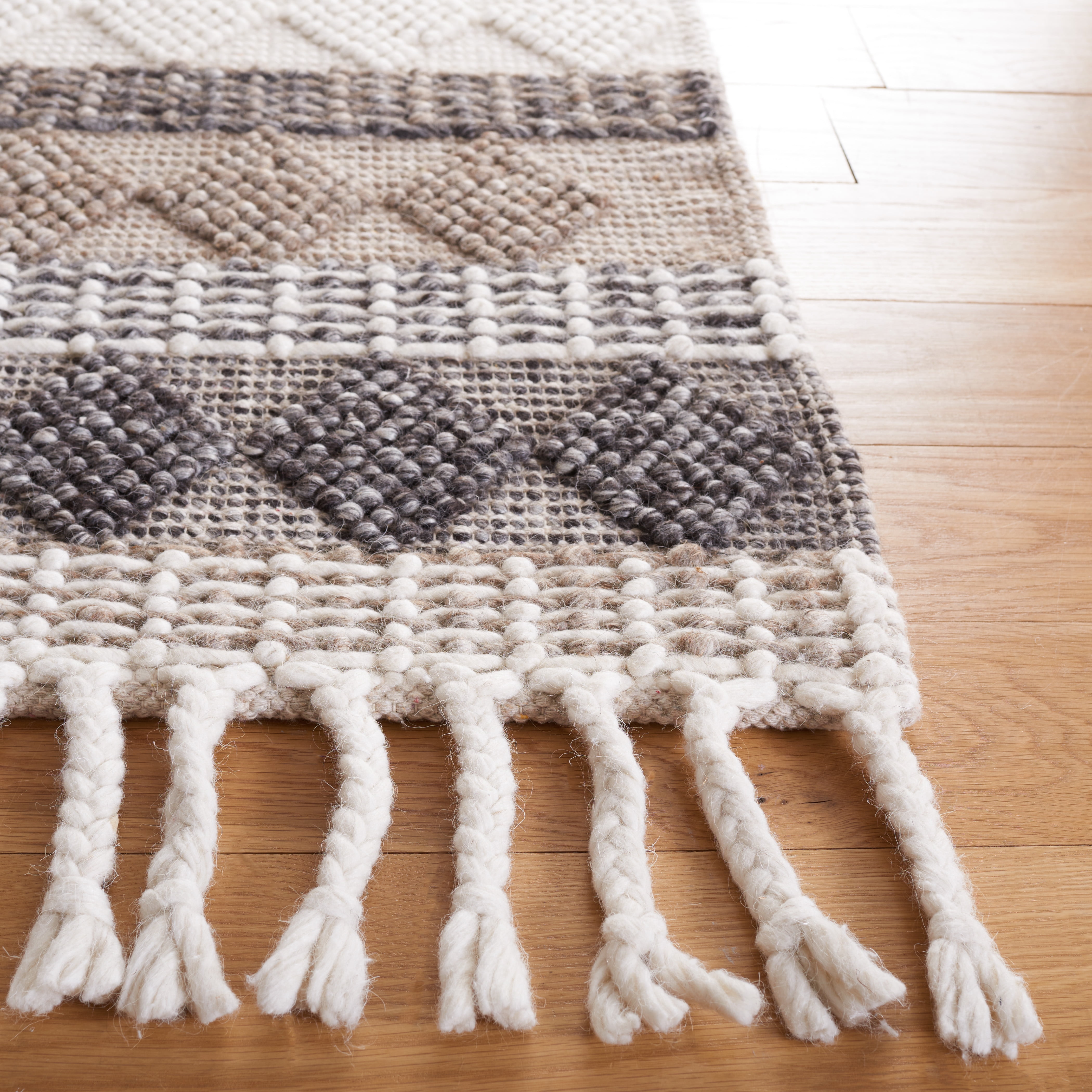 SAFAVIEH Natura Cailyn Southwestern Area Rug, Ivory/Black, 4' x 6'