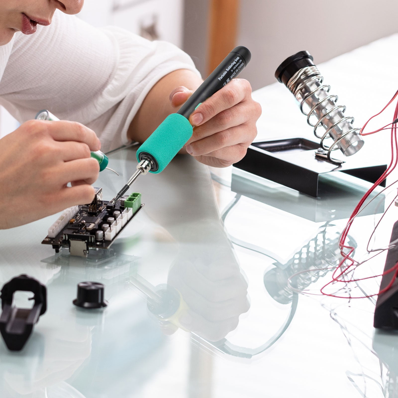 Cordless Soldering Iron Kit Heats in 8 Seconds USB-C Charging & 3 Tips