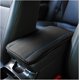 thumbnail image 1 of Almohadilla para reposabrazos de coche, de piel sintética, para consola central de coche, funda para asiento de reposabrazos para cuatro estaciones, accesorios universales para interior de vehículo pa, 1 of 4