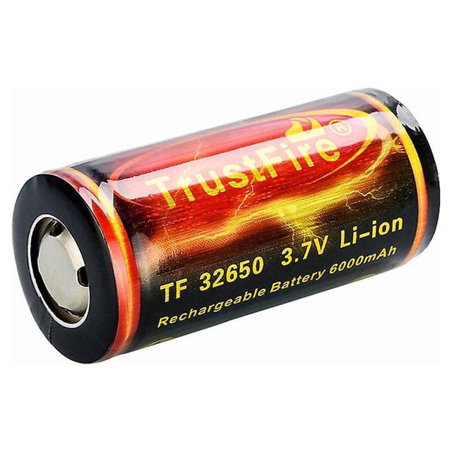 32650 batería recargable del li-ion 3.7v 6000mah para la antorcha de la linterna llevada Vista 3/4 de una celda 32650 negra con etiqueta roja y amarilla que muestra el texto visible 'TrustFire' y las especificaciones 'TF 32650 3.7V Li-ion Rechargeable Battery 6000mAh', terminal positivo metálico visible; adecuada para linternas LED y usada a menudo como batería de repuesto para dispositivos portátiles.