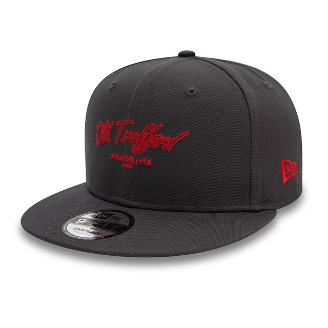 Manchester United - Gris Foncé Old Trafford New Era 9FIFTY Chapeau Plat à Mailles Chaîne avec Couronne Structurée et Visière Plate. l'Avant Affiche le Mot-Cadre « Old Trafford Manchester M16 » en Broderie à Mailles Chaîne Rouges. Fabriqué en 100 % Coton, Ce Chapeau snapback Ajustable Est Conçu pour le Confort et le style.