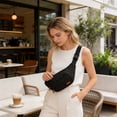 thumbnail image 4 of Bolsa de pecho cruzada para exterior para hombres, mujer, mochila pequeña tipo bandolera con poliéster resistente al agua, bolsa ligera para senderismo y ciclismo para el móvil y llaves de cartera, 4 of 6