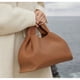 thumbnail image 2 of Bolso de mano tipo bandolera de piel de vaca auténtica para mujer de Polene, tipo lonchera, con forma de bola de masa, para el día de San Valentín, 2 of 6