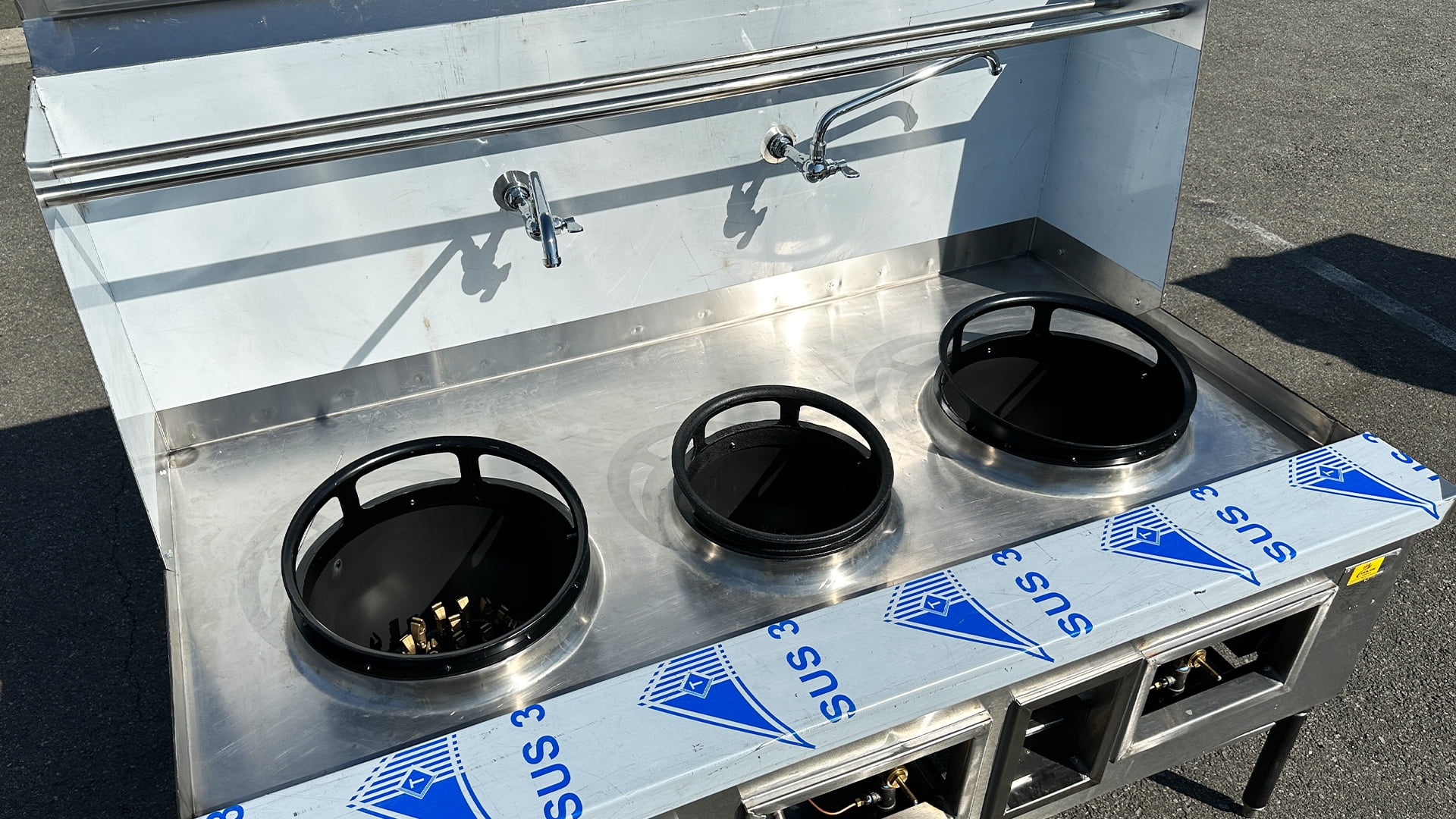 69 in. 3 Jet Burner Wok Range, NSF Restaurant Wok Range with Water Fall, 16+13+16 in Burner Natural Gas