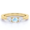 thumbnail image 1 of JeenMata Anillo de Compromiso de 1,5 Quilates con Piedra Lunar y Moissanita de Corte Redondo y Hombros Curvos en Oro Amarillo de 18 K sobre Plata, 1 of 6