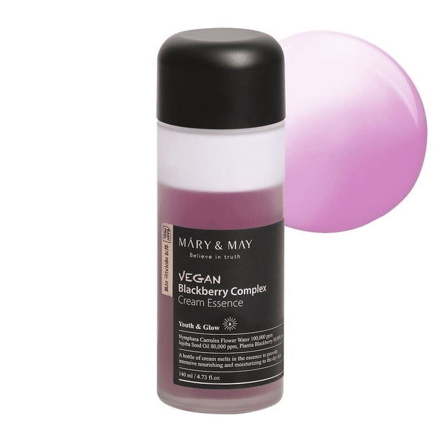 mary & may - esencia crema complejo zarzamora vegana 140ml botella frontal de 140ml con tapa negra y etiqueta negra, frasco translúcido que muestra crema de tono rosado, enfoque centrado sobre fondo claro; para cuidado corporal y de manos, suele guardarse en bolso por su tamaño compacto.