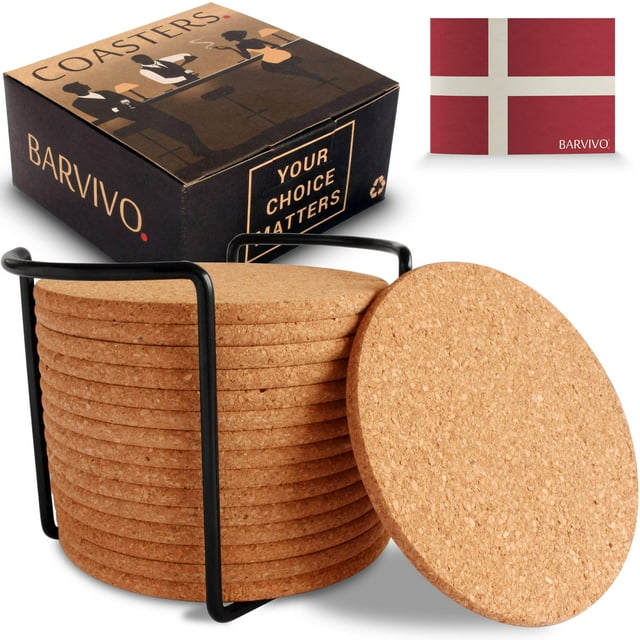 Barvivo Classic 16 Pcs Coasters en Liège avec Support, Conçus pour les Boissons, le Café et les Dessus de table. l'Ensemble Comprend 16 Coasters en Liège Naturel, Offrant une Résistance au Glissement et une protection pour les surfaces en Bois, en Verre et en Marbre. les Coasters Sont Soigneusement Rangés dans un Support en Métal Noir, avec un Emballage Barvivo visible en Arrière-Plan, en Faisant un Ajout Élégant et Fonctionnel à Toute Maison Ou un Cadeau Attentionné pour des occasions Spéciales.