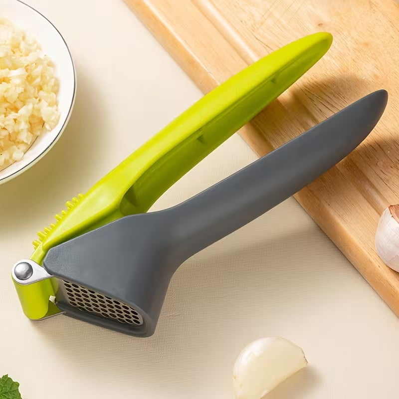 Manual garlic masher, kitchen essential garlic press, mixed color garlic grinder, press garlic peeler (random colors)