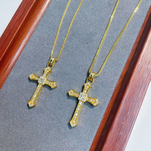 This 925 sterling silver cross necklace features a vintage, niche design. This luxurious, European-style, sparkling diamond cross pendant clavicle necklace is a classic.