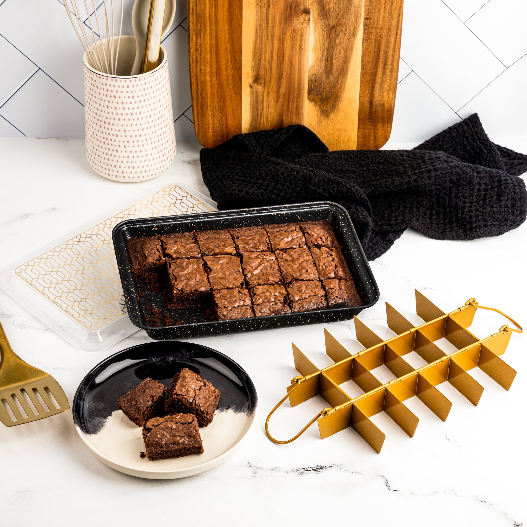 Thyme & Table 7"x11" Nonstick Brownie Baking Pan with Pre-Cut Divider and Plastic Lid, 3-Piece Set