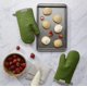 thumbnail image 2 of Juego de guantes de cocina KitchenAid Asteroid de algodón verde matcha, 2 of 6