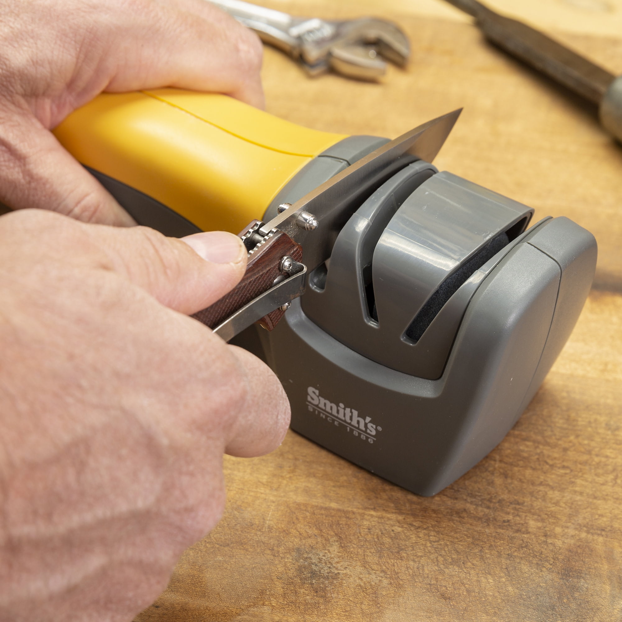 Smith's Compact Electric Knife Sharpener, 1 ct - Fry's Food Stores