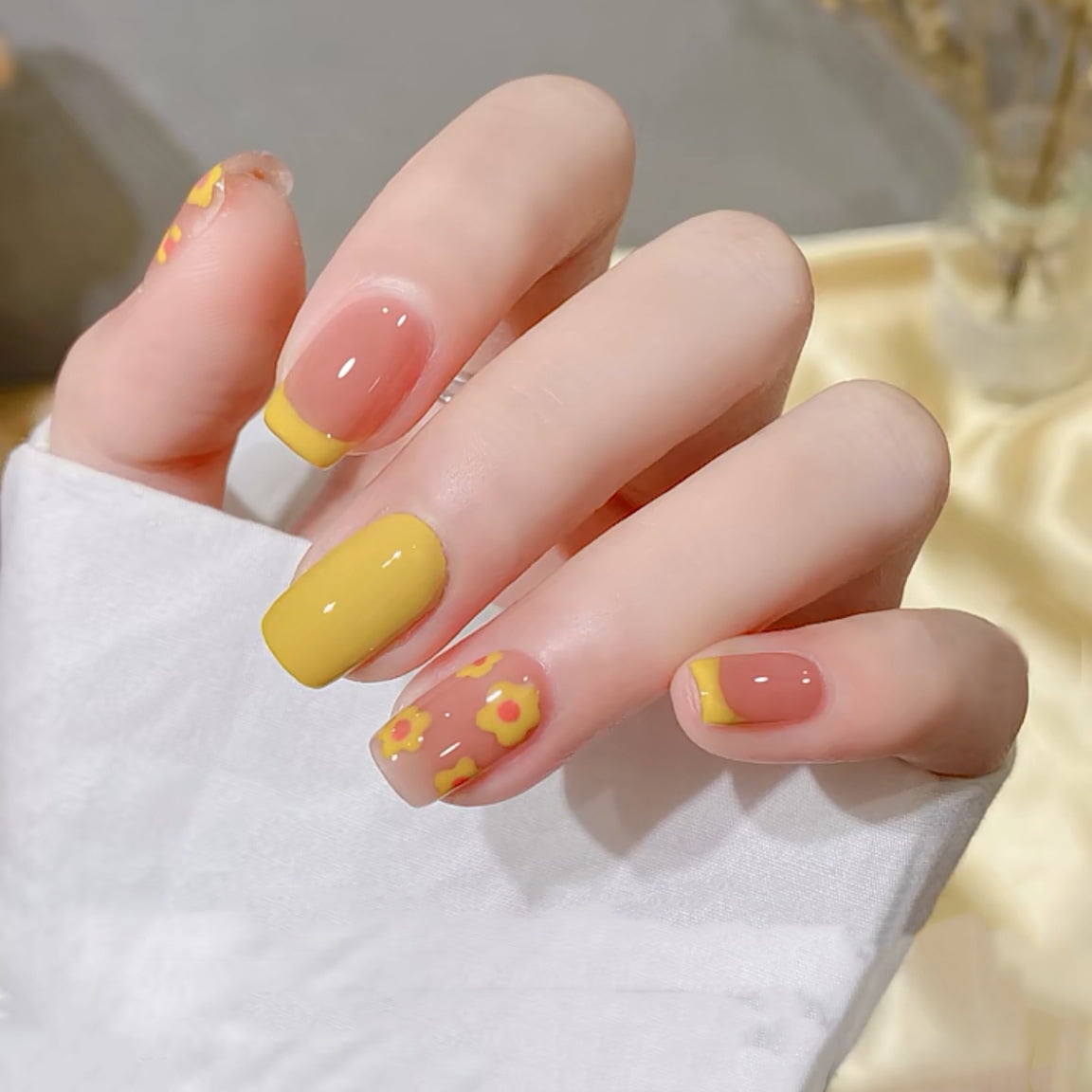 24pcs Yellow Flower Printed Nails Patch Glue Type Short Paragraph Fashion  Manicure False Nails Save Time Nail Patch - Walmart.com