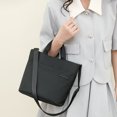 thumbnail image 1 of Bolsa De Hombro Bolso bandolera para mujer Bolso de hombro de nylon informal Bolsos de tendencias simples (Negro) Likrtyny Para Estrenar, 1 of 3