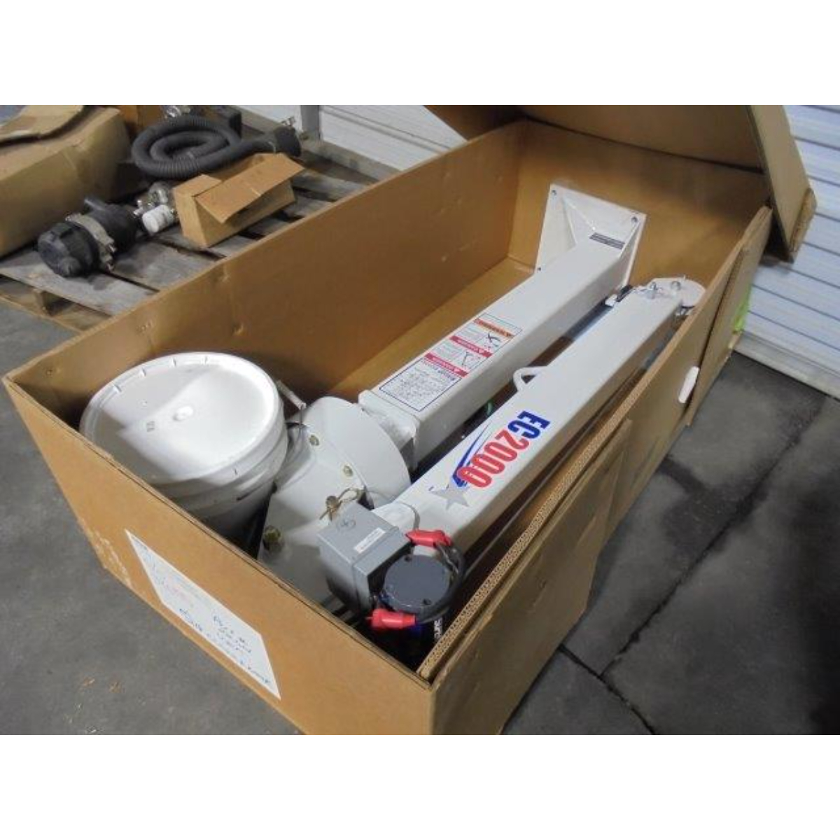 Stellar 22601, EC2000-P Electric Service Crane- 2,000 lbs. w/ 7' Horizontal Reach