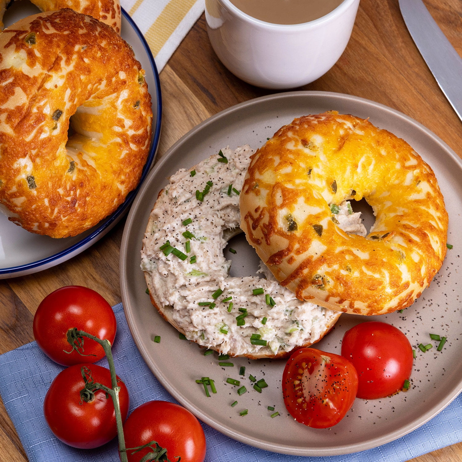 Marketside Fresh Jalapeno Cheddar Bagels, Wheat and Barley Flour, Shelf-Stable, 18 oz, 4 Count