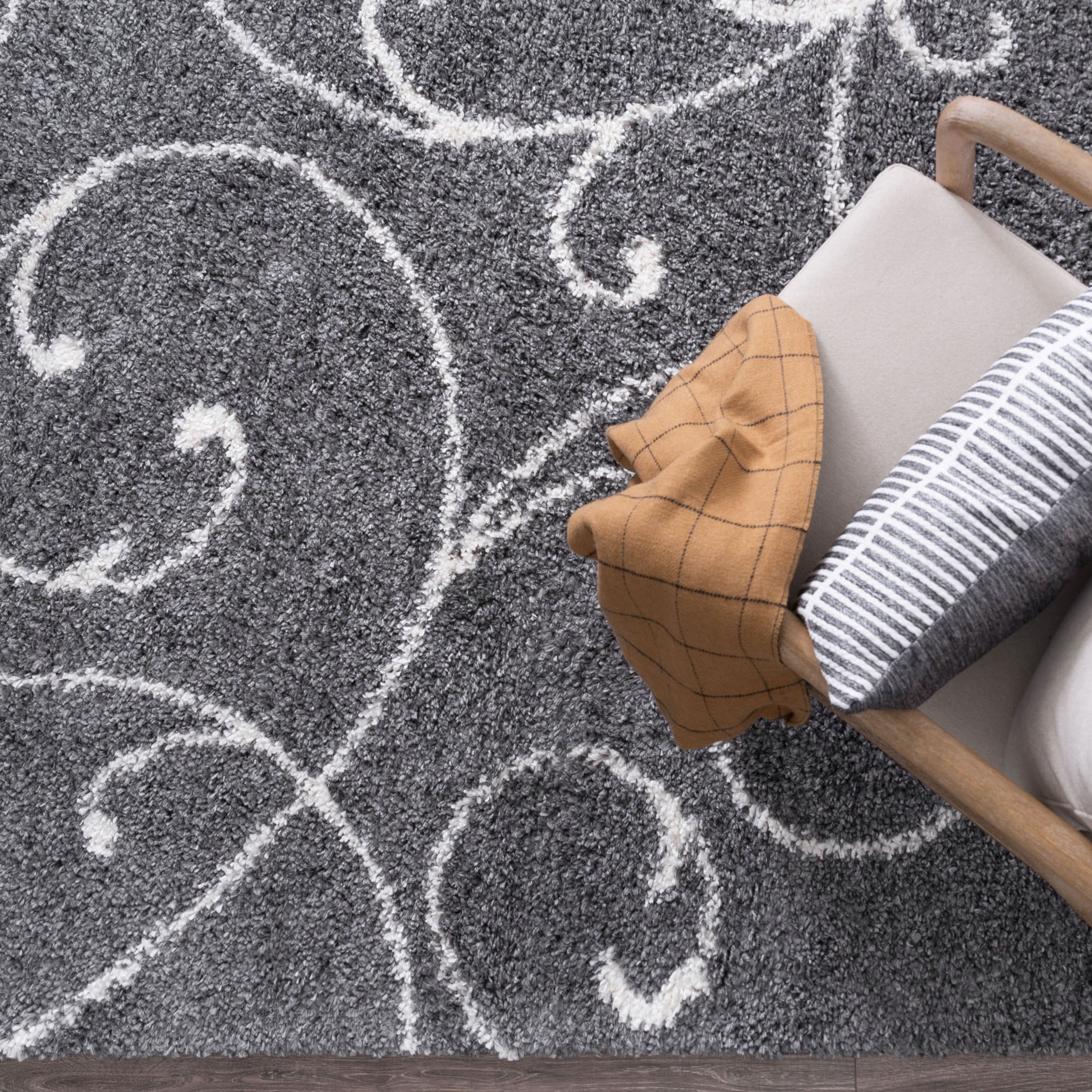 Bliss Rugs Transitional Floral 2'3'' x 7'3'' Gray and White Polypropylene Indoor Runner Rug, 2'3'' x 7'3''
