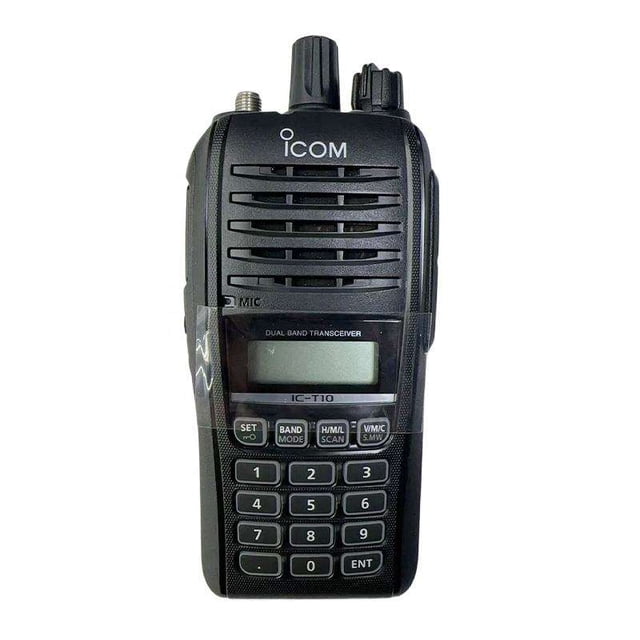 icom ic-t10 radio portátil doble banda 5w ip67 con audio de 1500mw y 11 horas de autonomía vista frontal centrada del transceptor negro compacto; rejilla de altavoz superior, pantalla LCD pequeña, teclado numérico y perillas en la parte superior, conector de antena visible; adecuado para radioaficionados, actividades al aire libre y comunicaciones de emergencia.