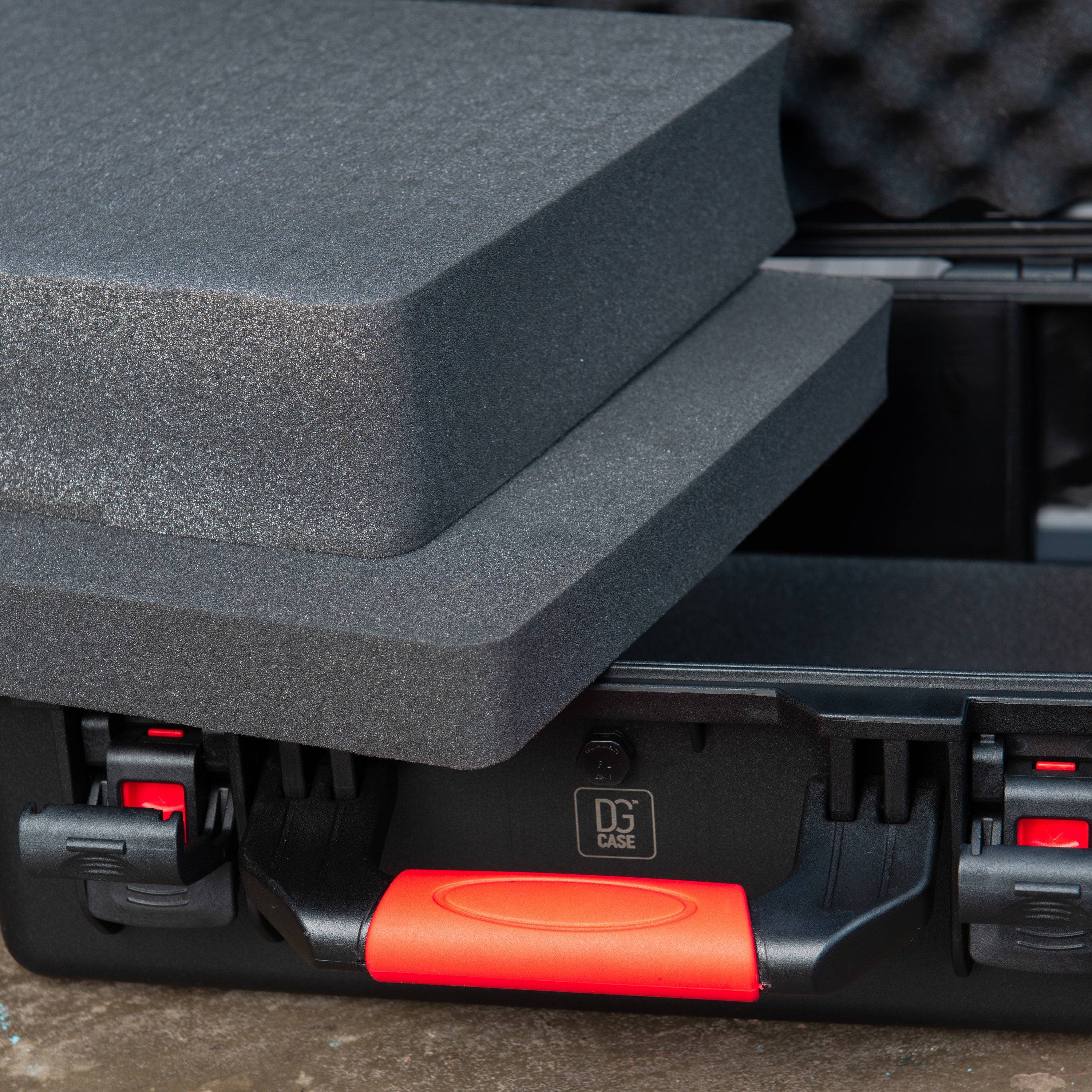 17" Hard case with cubed foam inside for laptop etc - DGCASE@50-02 | int: 15.35 x 10.43 x 5.13 in