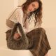 thumbnail image 4 of Bolso Hobo esponjoso para mujer, Bolso de muñeca suaves y esponjosos, Bolso diario de invierno para niñas Y2K de piel sintética, 4 of 5