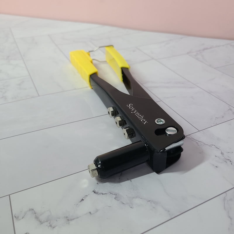 Sovynthex Hand tools, namely, riveters  Heavy-duty one-handed rivet gun with an ergonomic handle, suitable for metal, wood, and plastic