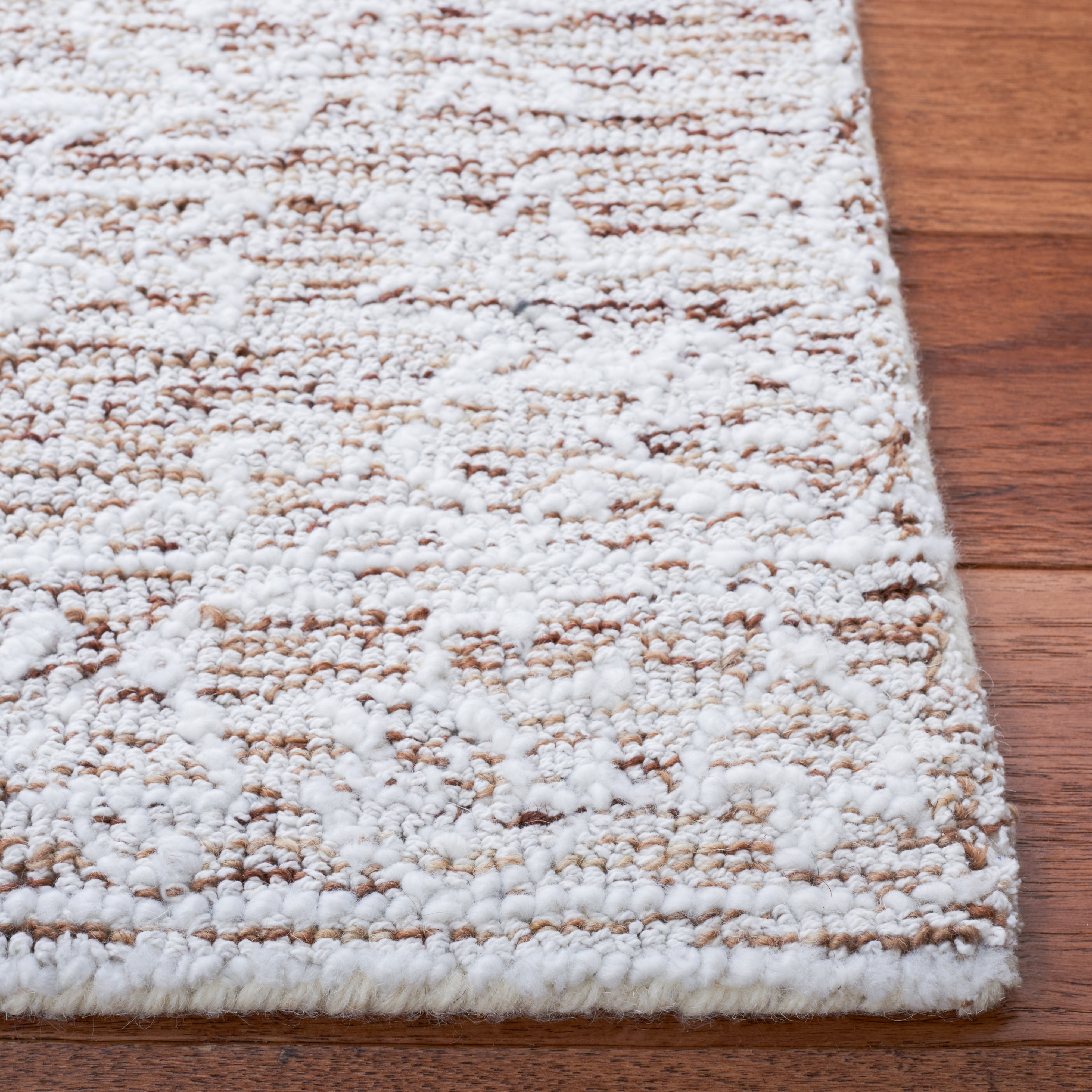 SAFAVIEH Metro Gwendolyn Medallion Area Rug, Ivory/Beige, 6' x 6' Square