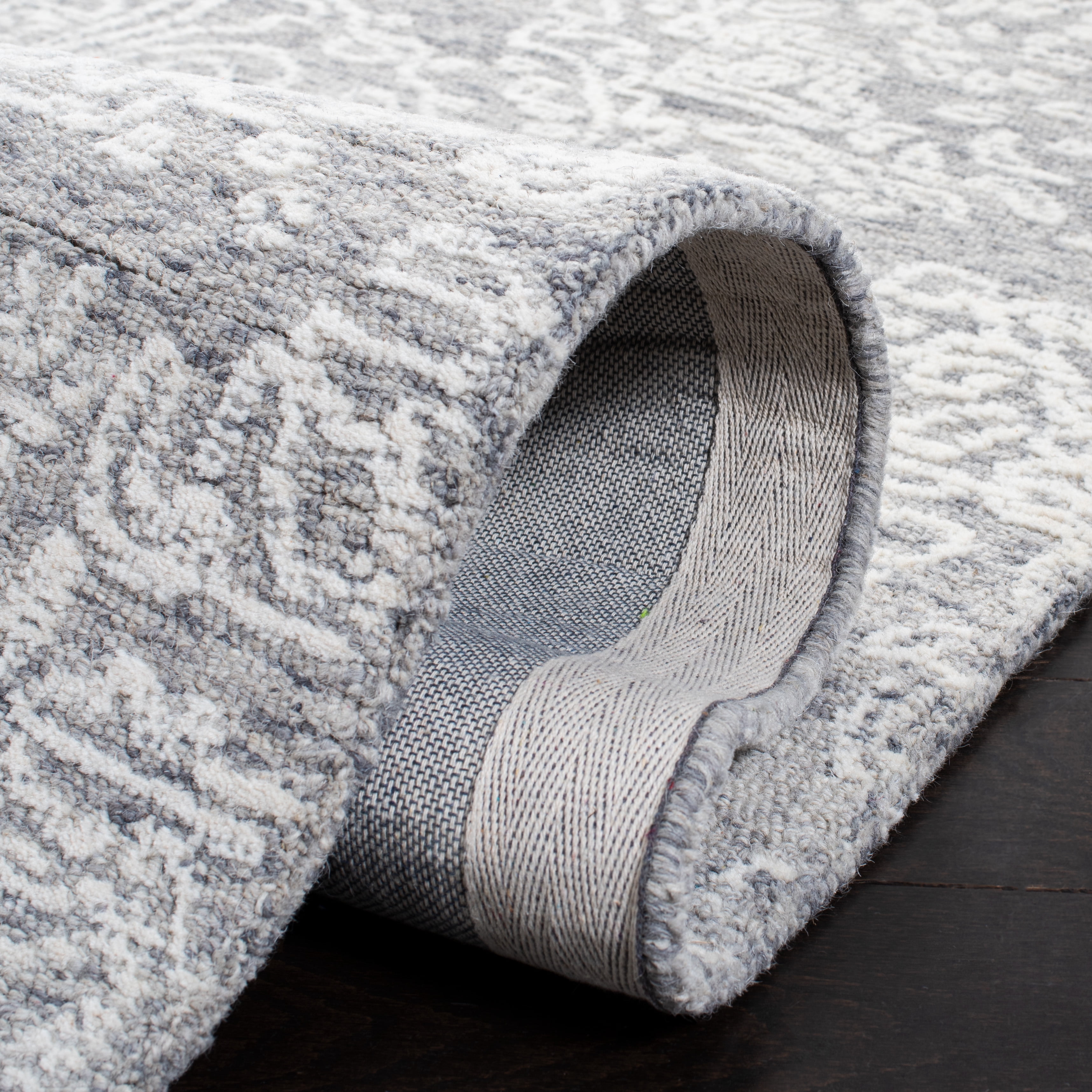 Safavieh Metro Alaois Medallion Area Rug, Gray/Ivory, 4' x 6'