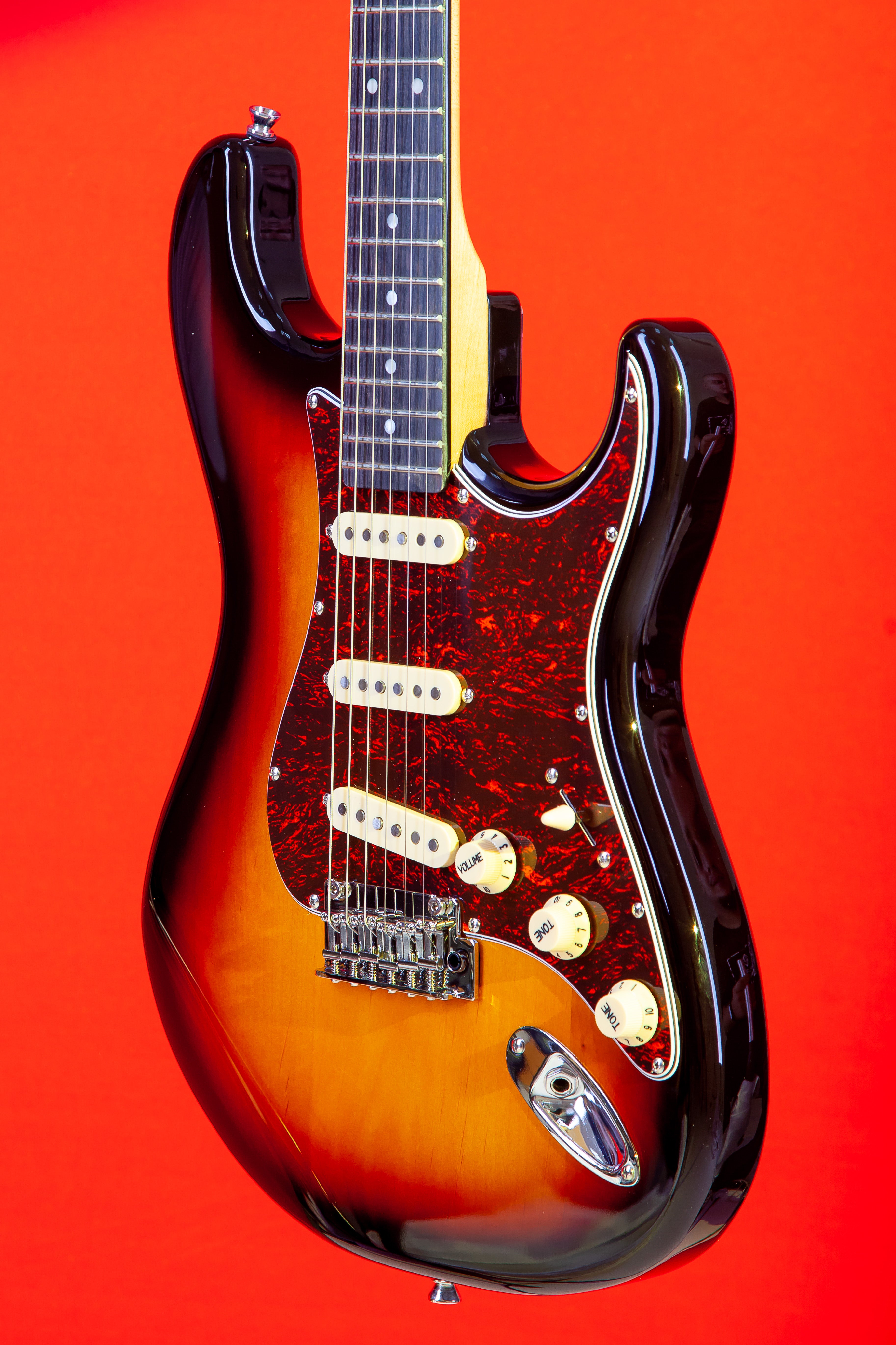 Tagima T-635 SB DF/TT Classic Guitar, Technical Wood Fretboard, Tortoise Pickguard, Sunburst