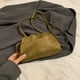 thumbnail image 4 of Bolso Tipo Bandolera Con Forma Nube para Mujer Borla Hombro Fruncido () Verde, 4 of 8