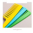 thumbnail image 4 of Peine de dientes anchos de 7 piezas, peine grande con gancho, peine de dientes anchos para cabello rizado, cabello húmedo y seco, peine desenredante, peine para peinar y champú, 7 colores, 4 of 5