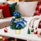 thumbnail image 5 of Adorno navideño retráctil mini de 30 cm | Decoración navideña de escritorio | Árbol de mesa de plástico ensamblado a mano con lazos y adornos navideños | Dorado, rojo, azul y verde, 5 of 6