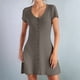 thumbnail image 2 of Vestido de manga corta con cuello en V y botones, de punto elástico y color liso - Punto elástico, falda femenina, elegancia del cuello en V, 2 of 5