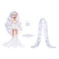 thumbnail image 2 of Muñeca Coleccionable Bratz 2025 Holidayz Frosty Nightz Cloe con Moda y Accesorios Premium, 2 of 8