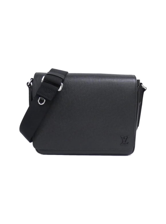 Pre-Owned Louis Vuitton Taiga District PM M30850 Shoulder Bag (Good)