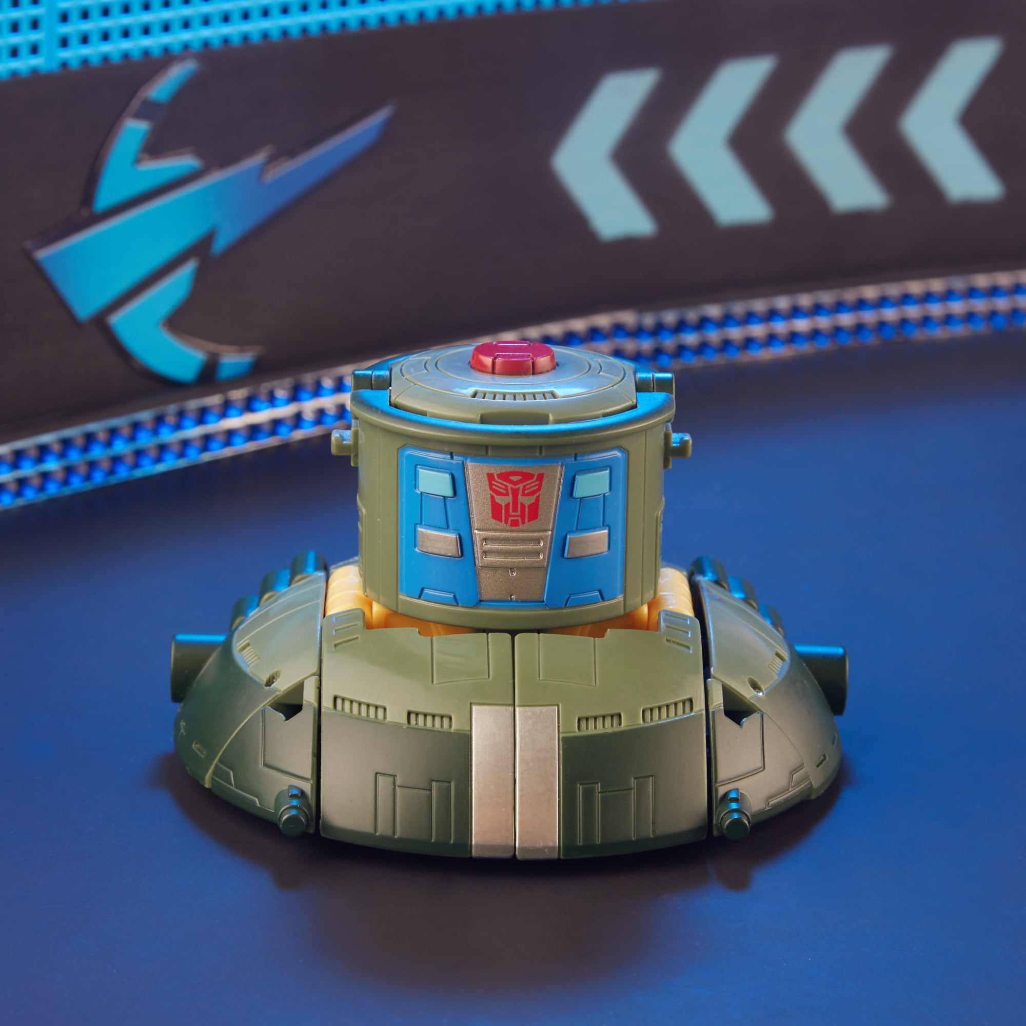 Transformers Legacy Velocitron Speedia 500 Collection Deluxe Autobot Cosmos  Action Figure