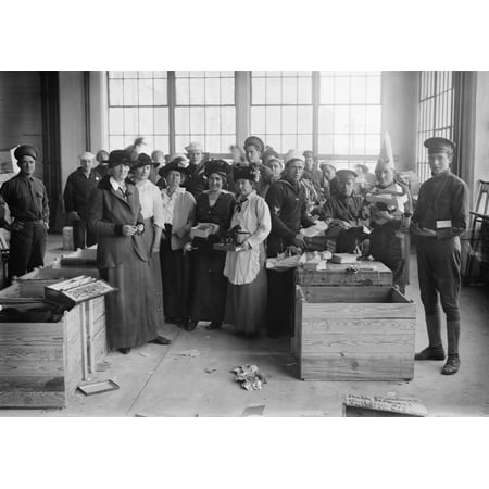 Wwi War Effort 1914 Npeople Packing Christmas Gifts To Send To The Children Of Europe During World War I Photograph 1914 Rolled Canvas Art -  (24 x (Best Way To Send Photos)