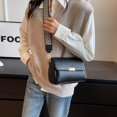 thumbnail image 4 of Bolso pequeño retro de alta calidad para mujer, nuevo bolso de mensajero con correa de hombro ancha popular 2025, bolso cuadrado pequeño informal, moderno y versátil., 4 of 4