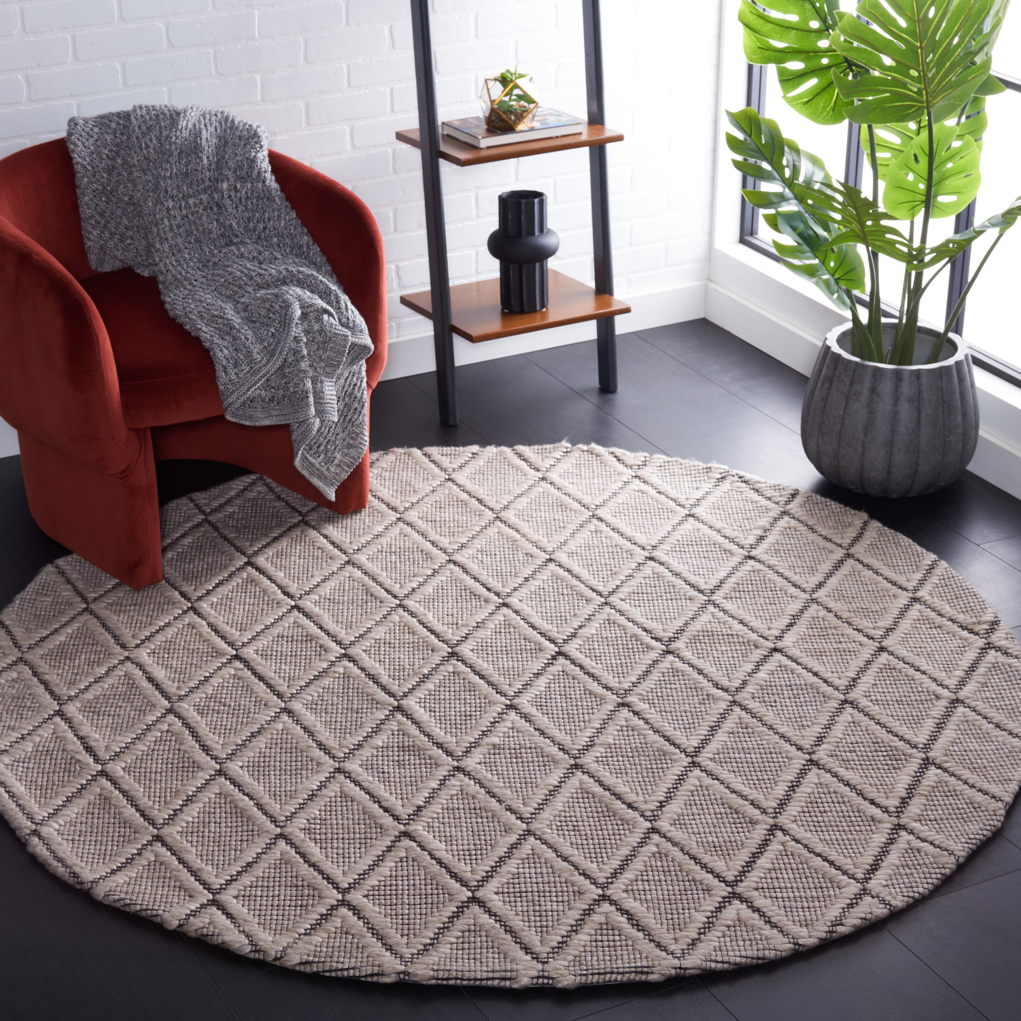 SAFAVIEH Marbella Aniyah Diamond Area Rug, Silver/Black, 6' x 6' Round