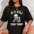 thumbnail image 1 of Playera de Mujer - 100% Algodón - "¿Todavía Es Tu Turno?" Diseño Divertido de Calavera, 1 of 7