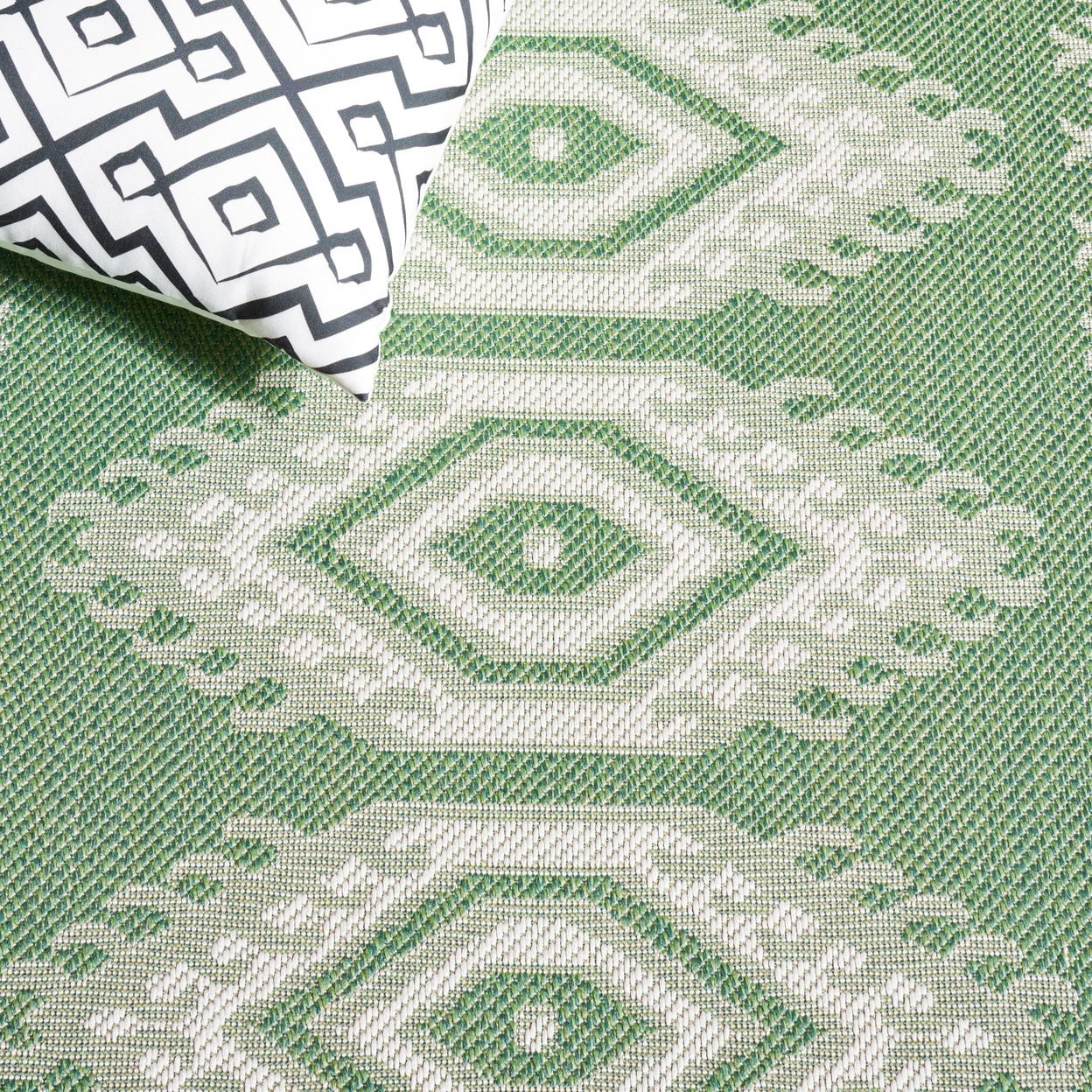SAFAVIEH Machine Washable Rug Indoor/Outdoor Bermuda Collection - Bermuda Fredrick Geometric Indoor/Outdoor Area Rug, Green/Ivory, 6'7" x 6'7" Round