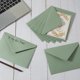 thumbnail image 3 of Sobres Toperd A7 Verde Salvia Paquete de 200 para Tarjetas 5x7 con Pegatinas, 3 of 7