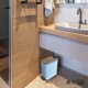 thumbnail image 4 of Bote de basura baño Cesto chico Botes de acero inoxidable 5L con cerrado suave para bano con contenedor interior Basurero papelera baño Cubo tapa de bambu y pedal Blanco 5 litros, 4 of 8