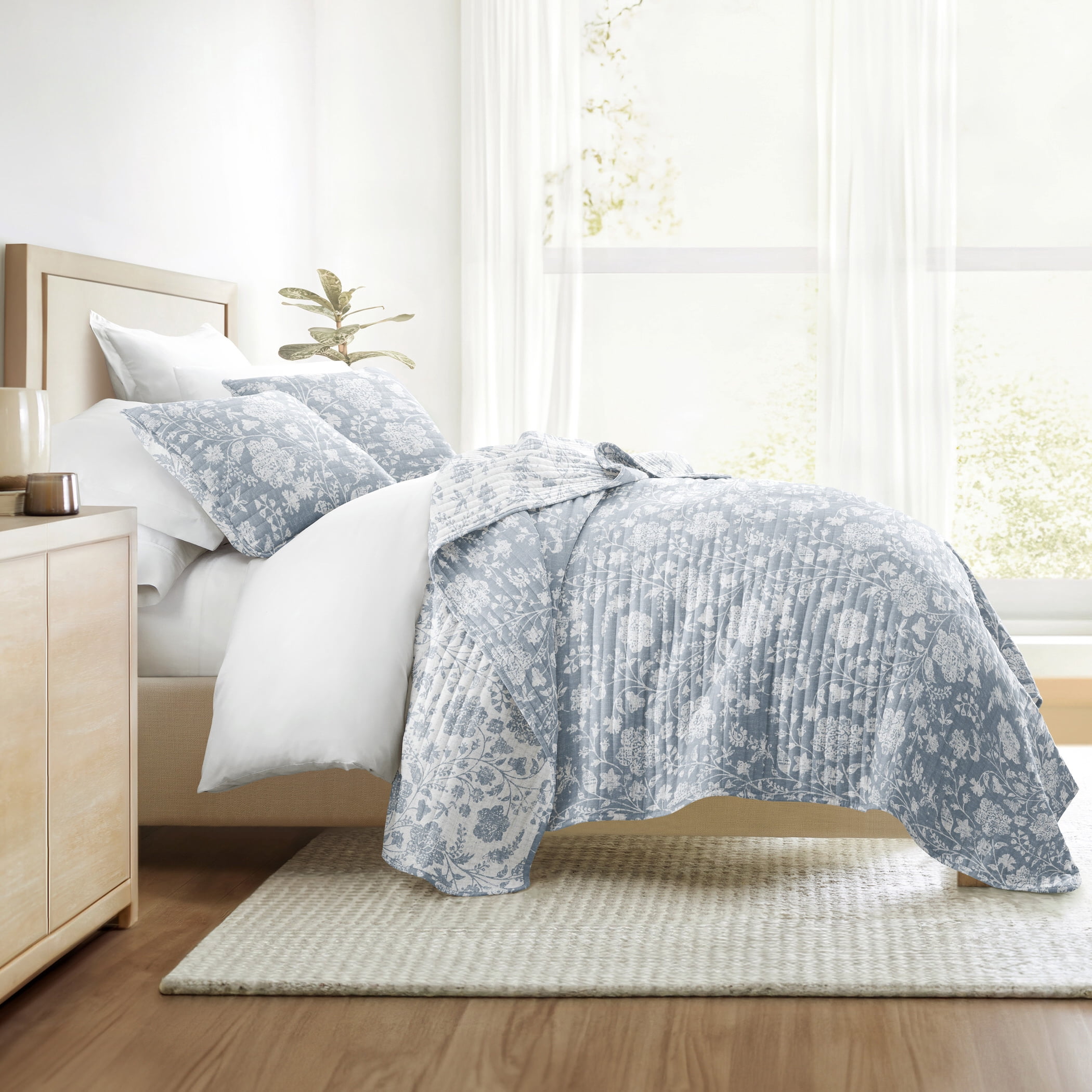 Lightweight Quilt Set Super Soft Wrinkle Resistant Quilted Coverlet Floral Patterns by Comfort Canopy