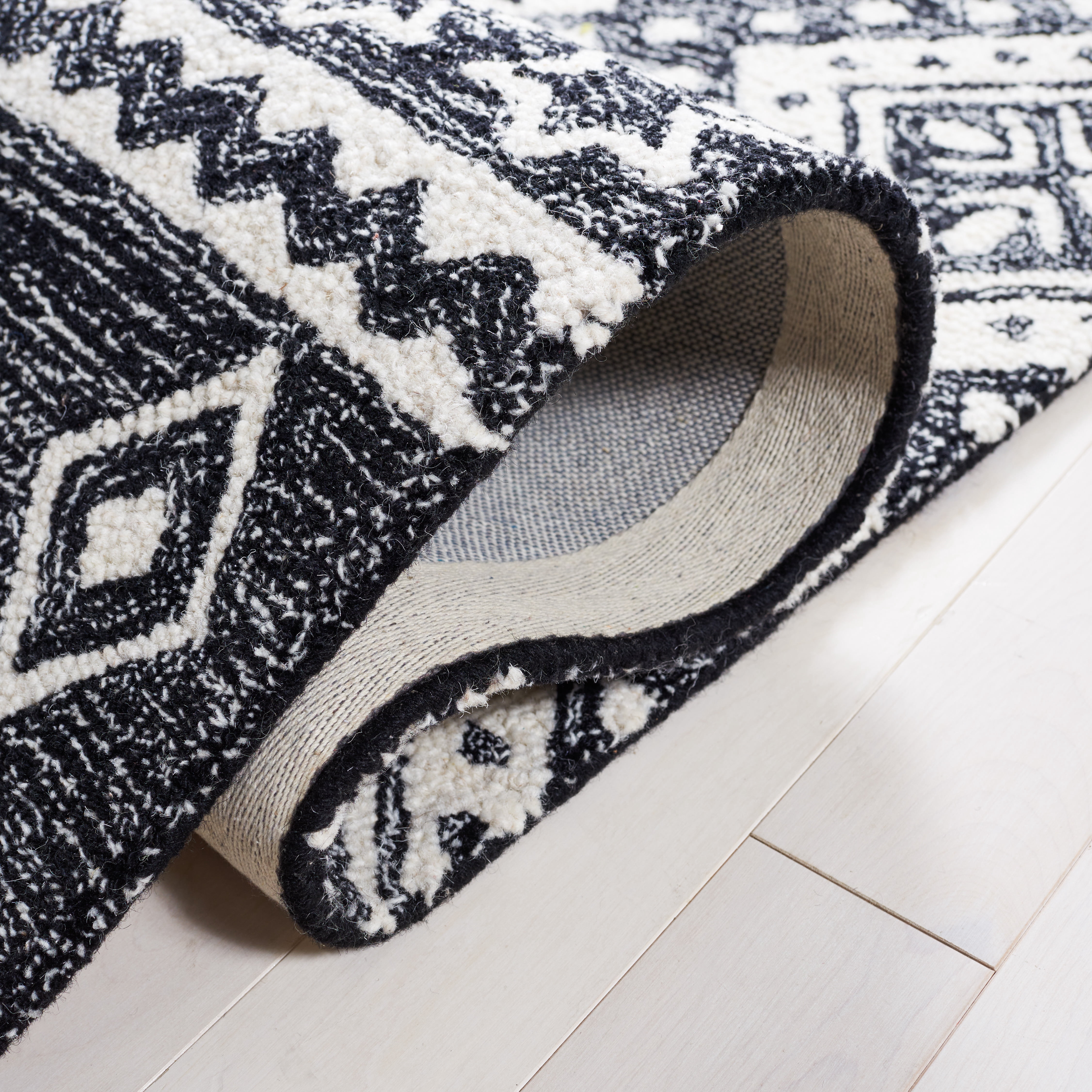 SAFAVIEH Micro-Loop Regis Geometric Area Rug, Black/Grey, 6' x 9'
